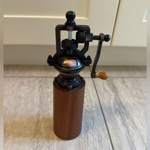 Pepper Grinder - BRAND NEW